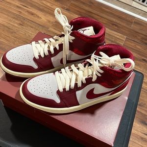 Air Jordan 1 mid SE size 9women